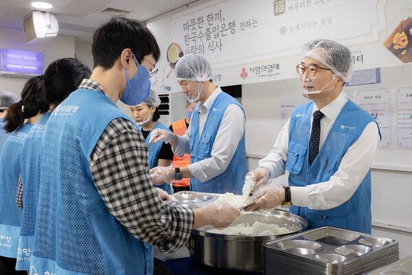 안종혁(오른쪽) 한국수출입은행 은행장 직무대행이 임직원들과 함께 23일 서울역 노숙인 무료급식소 '따스한채움터'에서 배식 봉사활동을 하고 있다. [수출입은행]