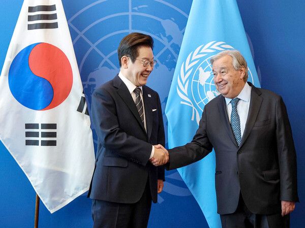 이재명 대통령이 23일(현지시간) 미국 뉴욕 유엔본부에서 안토니우 구테흐스 사무총장을 접견하며 악수하고 있다. [연합뉴스]