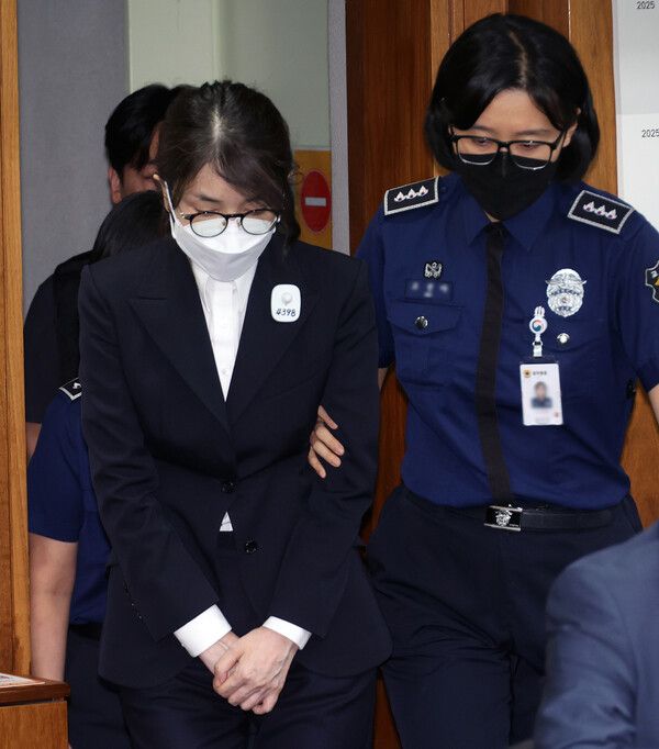 도이치모터스 주가조작과 명태균 공천개입, 통일교 청탁·뇌물 수수 의혹 혐의 등으로 구속기소 된 김건희 여사가 24일 오후 서울 서초구 서울중앙지방법원에서 열린 첫 재판에 출석하고 있다.