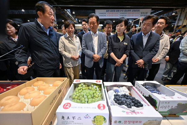 더불어민주당 정청래 대표가 추석을 앞두고 25일 물가점검을 위해 서울 송파구 가락동 농수산물도매시장을 방문해 과일을 살펴보고 있다. [연합뉴스]