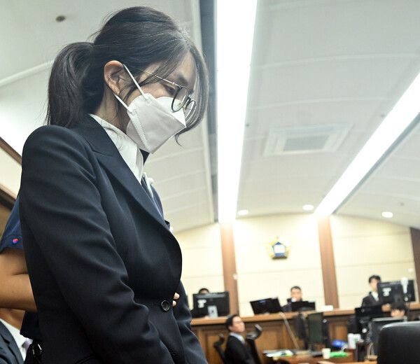 도이치모터스 주가조작 혐의와 통일교 금품수수 의혹 등으로 구속기소 된 김건희 여사가 24일 서울 서초구 서울중앙지법에서 열린 첫 재판에 출석하고 있다. [이하 연합뉴스]