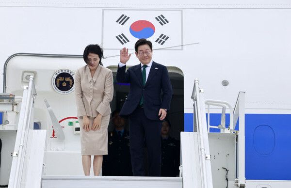 미국 방문 일정을 마친 이재명 대통령과 김혜경 여사가 25일(현지시간) 뉴욕 JFK공항 공군 1호기에서 인사하고 있다.[연합뉴스]