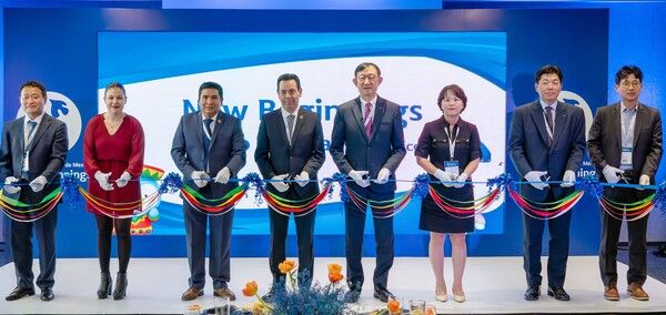 지난 24일(현지시간) 멕시코 멕시코시티 소재 뉴욕 라이프타워에서 진행된 현지법인 멕시코신한은행 확장이전 기념식에서 서승현 신한은행 글로벌사업그룹장(오른쪽 네번째), 씨로 안토니오 쎄레세도 바티스타 멕시코 금융감독원국장(오른쪽 다섯번째), 이상희 주멕시코대사관 총영사(오른쪽 세번째)가 행사 참석자들과 함께 테이프 커팅하고 있다. [신한은행]