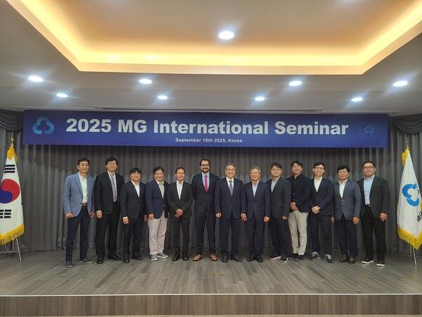 지난 18일 새마을금고 제주연수원에서 MG미래금융포럼 위원 및 MG금융연구소, 그 밖에 일본, 이탈리아, IFAD 등 해외 발표자들이 국제세미나 발표 및 토론을 마친 후 기념 촬영을 하고 있다. [새마을금고중앙회]