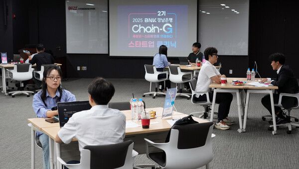 CHAIN-G 프로그램 2기 참가 기업들이 ‘2025 CHAIN-G 스타트업 클리닉’에 참가해 외부 전문가들이 배치된 부스에서 맞춤형 상담을 받고 있다. [BNK경남은행]