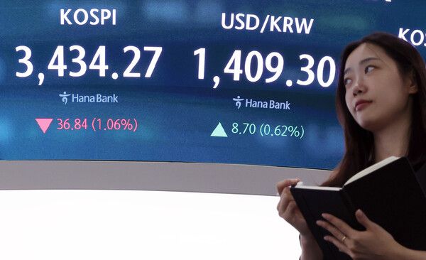 26일 서울 중구 하나은행 딜링룸 모습. [연합뉴스]