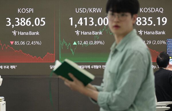 26일 서울 중구 하나은행 딜링룸 모습. [연합뉴스]