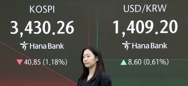 26일 서울 중구 하나은행 딜링룸 모습. [연합뉴스]