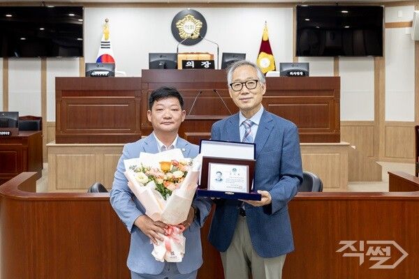 대구 북구의회 이현수 의원 자치경찰사무지원조례제정 감사패 전달식 기념촬영 모습. [이현수 대구 북구의회 의원]