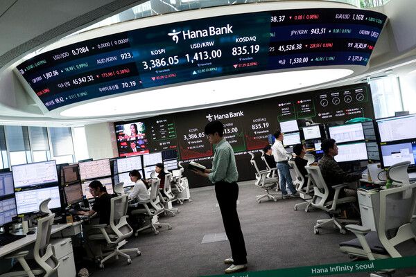 26일 서울 중구 하나은행 딜링룸 모습. [연합뉴스]