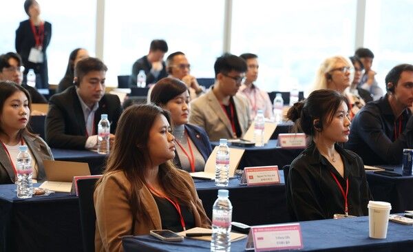 롯데는 22일부터 26일까지 해외 우수 현지 직원을 대상으로 '2025 롯데 글로벌 컨퍼런스'를 진행했다. 15개 계열사 33명의 참가자들은 핵심 역량 교육을 받고 롯데 주요 사업장을 방문했다. 롯데 글로벌 컨퍼런스 참가자들이 롯데그룹의 역사와 경영철학에 관한 강의를 듣고 있다. [롯데]