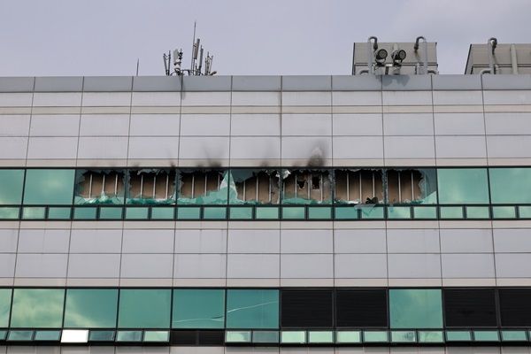 27일 대전 유성구 국가정보자원관리원(국정자원) 전산실 창문이 화재로 깨져 있다. 전날 정부 전산시스템이 있는 국정자원에서 무정전·전원 장치(UPS)용 리튬이온 배터리 화재가 발생해 정부 전산 서비스가 대규모로 마비됐다. [연합뉴스]