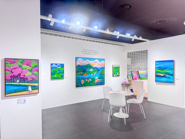 갤러리티 롯데百 동탄점에서는 이지연 작가 초대 개인전 ‘세상:MYSTIC.VER’이 오는 11월 4일까지 개최된다.