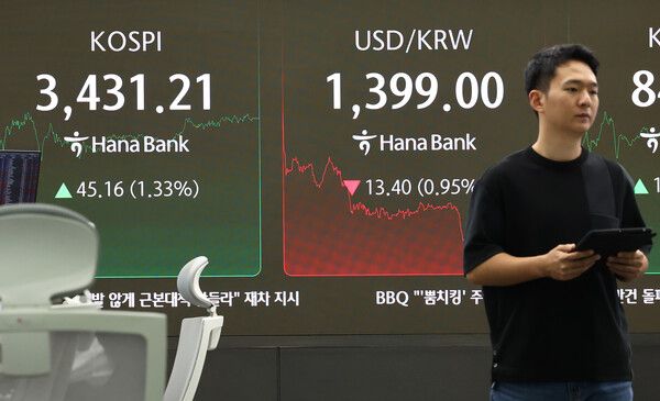 29일 서울 중구 하나은행 딜링룸 모습. [연합뉴스]