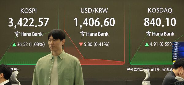 29일 서울 중구 하나은행 딜링룸 모습. [연합뉴스]