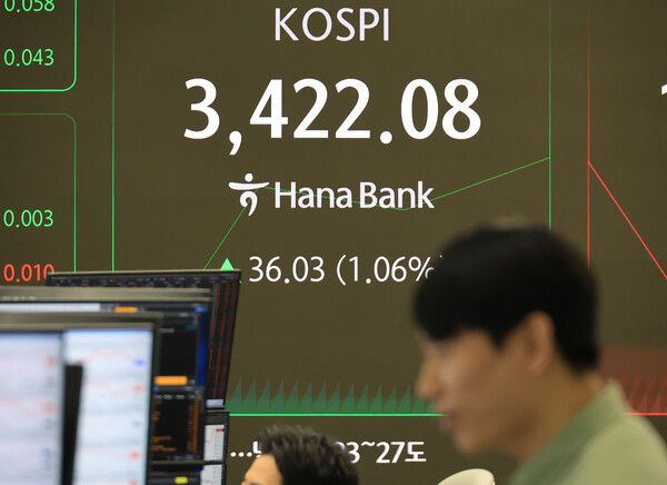 29일 서울 중구 하나은행 딜링룸 모습. [연합뉴스]