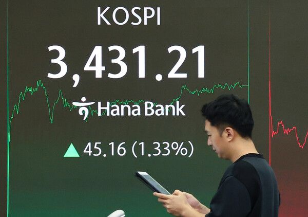 29일 서울 중구 하나은행 딜링룸 모습. [연합뉴스]