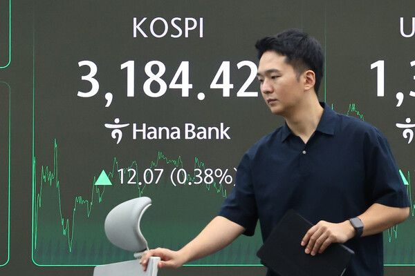 3일 서울 중구 하나은행 딜링룸 모습. [연합뉴스]