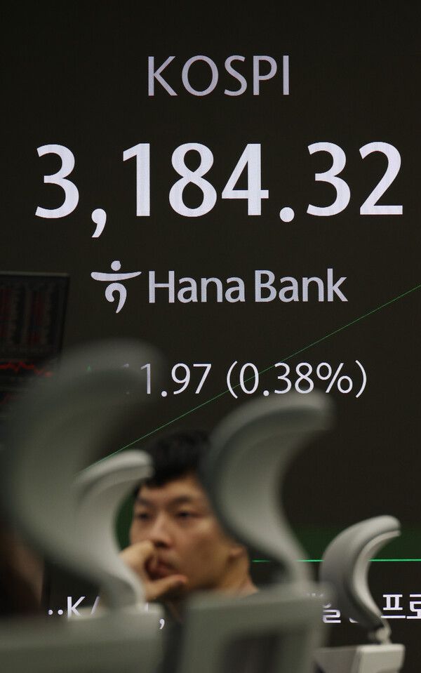 3일 서울 중구 하나은행 딜링룸 모습. [연합뉴스]