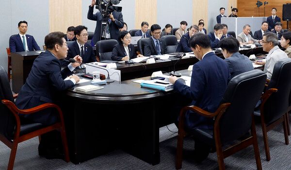 이재명 대통령이 3일 경기 안산시 새솔다이아몬드공업에서 K-제조업 기업현장 간담회를 하고 있다.