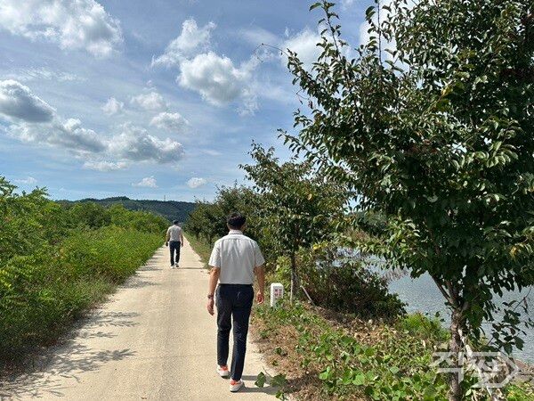 상수원보호구역 내 불법행위 특별점검을 하고 있다. [의성군]