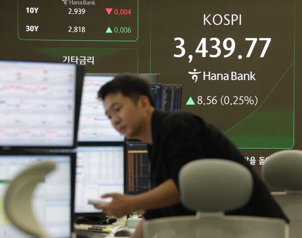 30일 서울 중구 하나은행 딜링룸 모습. [연합뉴스]