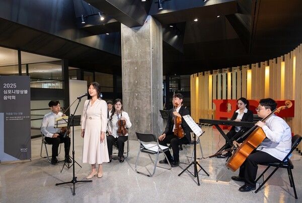 HDC현대산업개발은 26일 본사 9층 로비에서 장애인 예술단 心포니 앙상블의 음악회를 개최했다. [HDC현대산업개발]