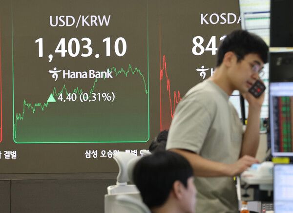 30일 서울 중구 하나은행 딜링룸 모습. [연합뉴스]