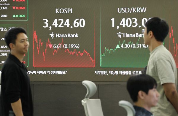 30일 서울 중구 하나은행 딜링룸 모습. [연합뉴스]