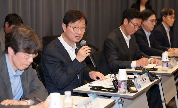 이찬진 금융감독원장이 30일 서울 서초구 드림플러스 강남에서 열린 금융감독원장-가상자산사업자 CEO 간담회에서 발언하고 있다. [연합뉴스]