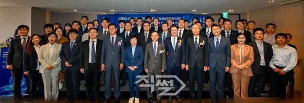 '한중 AI+청정에너지 고품질 발전 교류 세미나' 개최 후 기념 촬영을 하고 있다. [중국대사관]