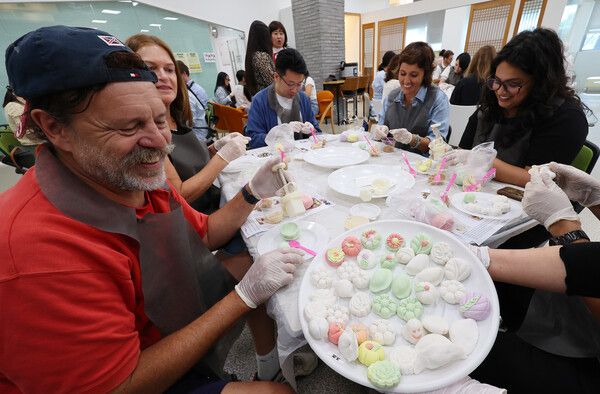지난 23일 인천 연수구 인천경제자유구역청 글로벌센터에서 진행된 추석맞이 송편 만들기 체험에 참여한&nbsp;외국인&nbsp;거주자들이 꽃 송편을 만들고 있다. [연합뉴스]