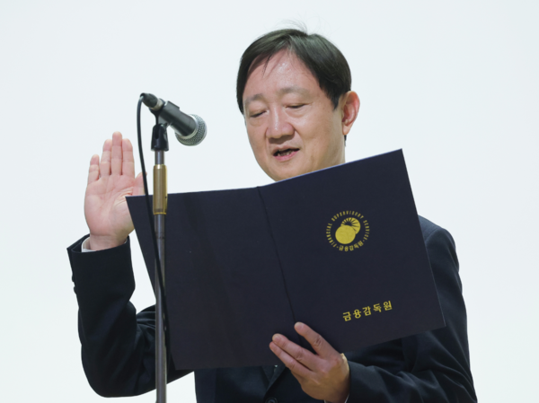 이찬진 금융감독원장이 29일 서울 여의도 금융감독원에서 열린 금융소비자 보호 강화를 위한 임직원 결의대회에서 결의문 낭독 및 선서를 하고 있다. [연합뉴스]