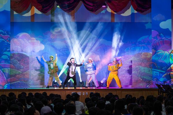 지난 23일 경기 고양시 지축초등학교 학생들이 교보생명 주최의 환경뮤지컬 '꼬옥이와 함께하는 두근두근 새로나 챌린지' 공연을 관람하고 있다. [교보생명]