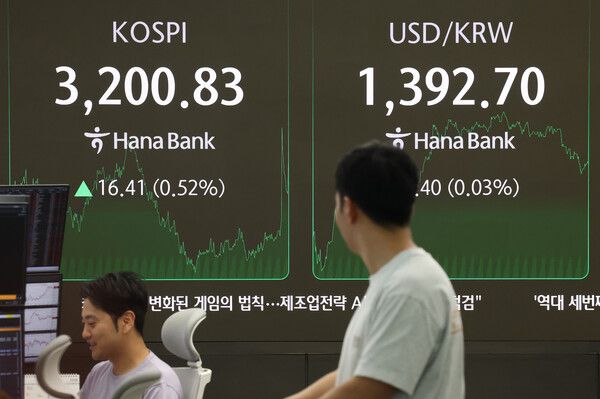 4일 서울 중구 하나은행 딜링룸 모습. [연합뉴스]