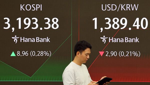 4일 서울 중구 하나은행 딜링룸 모습. [연합뉴스]