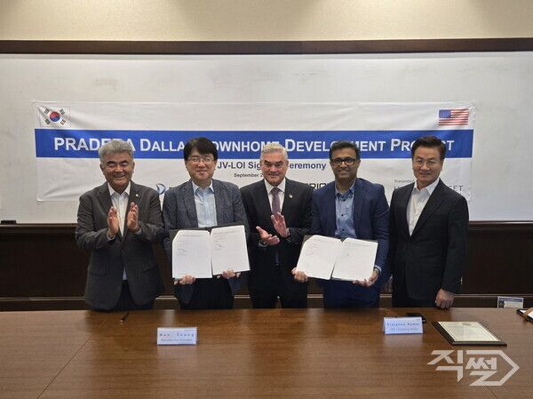 (왼쪽부터) 정원주 대우건설 회장,&nbsp;한승 대우건설 해외사업단장,&nbsp;데이비드 브리스톨&nbsp;(David F. Bristol) Prosper&nbsp;시장,&nbsp;프라사나 쿠마르(Prassana Kumar) Orion RE Capital CEO,&nbsp;전유훈 한강에셋자산운용 총괄대표가&nbsp; 2일 텍사스주 Prosper 시 청사에서 &nbsp;MOU를 체결하고 기념사진을 촬영하고 있다. [대우건설]