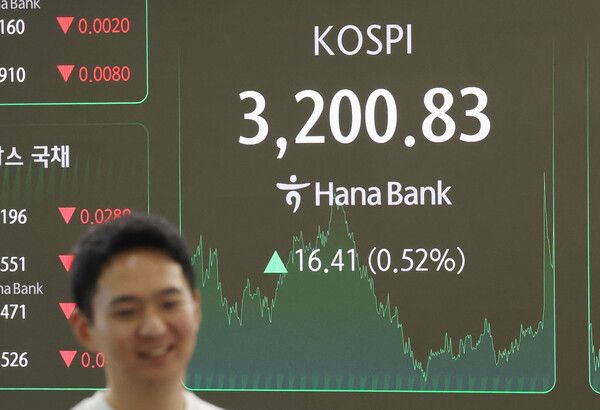 4일 서울 중구 하나은행 딜링룸 모습. [연합뉴스]