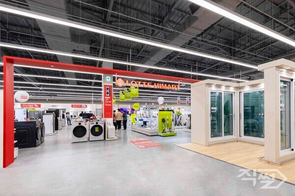 KCC글라스 홈씨시 수원점에 입점한 롯데하이마트 매장 전경. [KCC글라스]