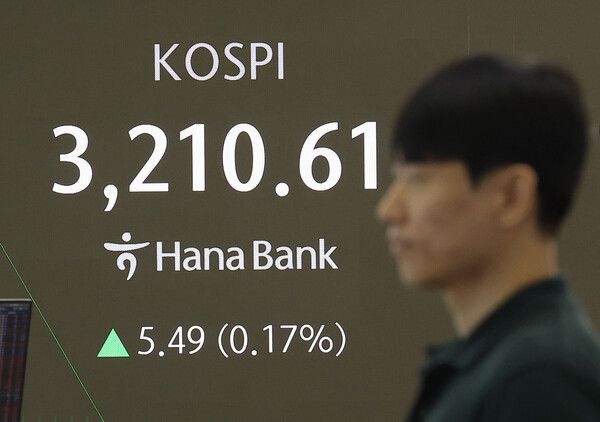 8일 서울 중구 하나은행 딜링룸 모습. [연합뉴스]