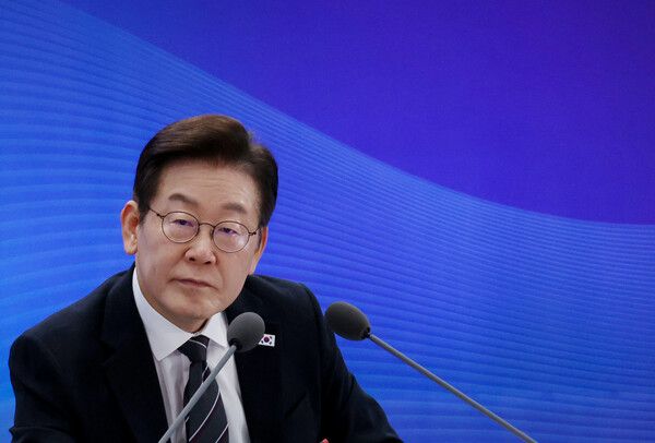 이재명 대통령이 지난 5일 인천 송도 컨벤시아에서 열린 바이오 혁신 토론회에서 참석자의 발언을 듣고 있다. [연합뉴스]