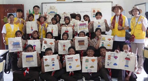 카카오뱅크 임직원들이 인도네시아 라젝 지역에서 현지 학생들을 만나 문화교류 활동을 진행한 뒤 기념촬영을 하고 있다.[카카오뱅크]