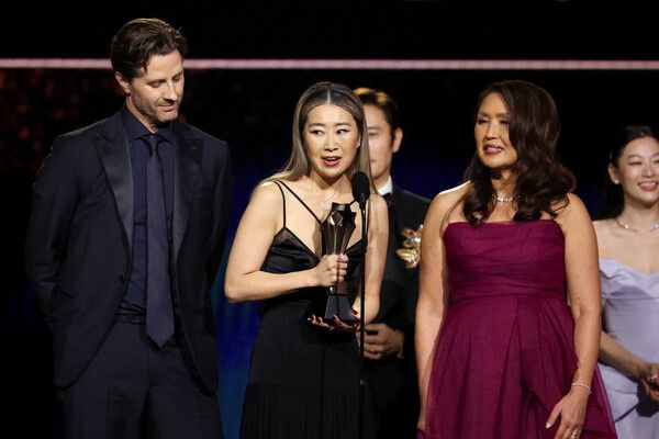 11일(현지시간) 골든글로브 2관왕 차지한 '케데헌' 매기 강 감독(가운데)과 제작진. [로이터 연합뉴스]