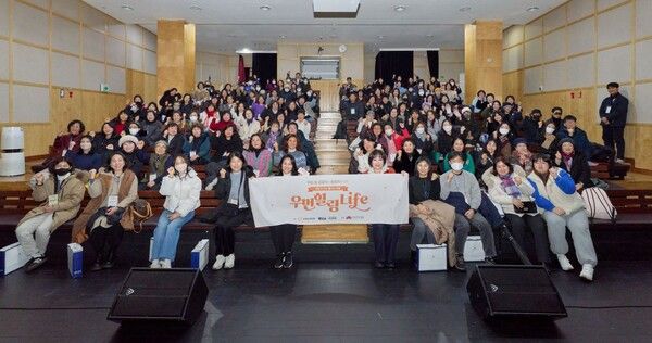 지난 10일 서울 마포구 홍대 다리소극장에서 열린 ‘우먼힐링LIFE’에서 강연을 진행한 김슬기 분당차병원 종양내과 교수(첫째 줄 왼쪽부터 다섯 번째)와 사회를 맡은 이금희 아나운서(첫째 줄 왼쪽부터 여섯 번째)가 행사 참가자 120여명과 함께 기념촬영을 하고 있다. [한화손해보험]