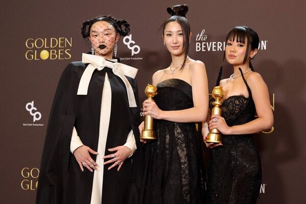 11일(현지시간) 골든글로브 주제가상 받은 이재(가운데)와 오드리 누나(왼쪽), 레이 아미. [AFP 연합뉴스]