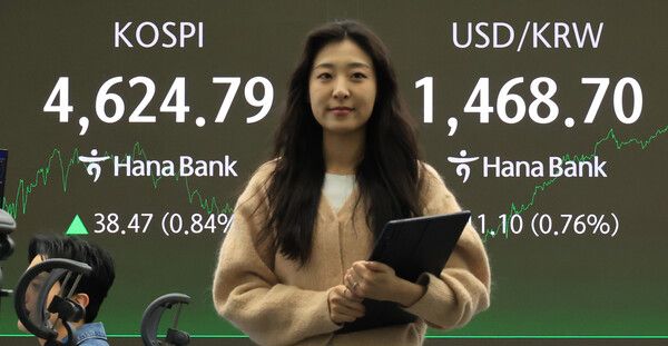 12일 서울 중구 하나은행 딜링룸 모습. [연합뉴스]