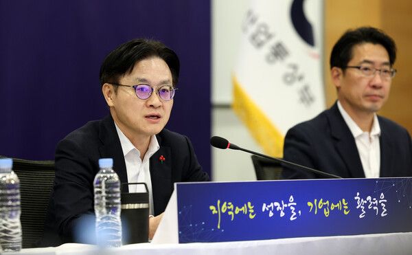 김정관 산업통상부 장관이 12일 서울 중구 대한상공회의소에서 산업통상부 공공기관(자원·수출 분야) 업무보고를 주재하고 있다.[연합뉴스]