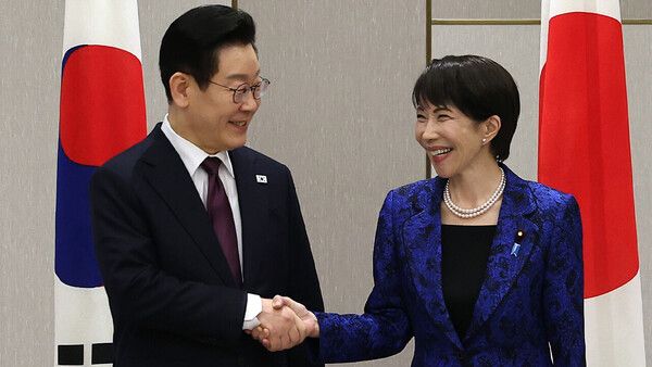 이재명 대통령과 다카이치 사나에 일본 총리가 13일 일본 나라현 정상회담장에서 확대 회담에 앞서 악수하고 있다. [연합뉴스]