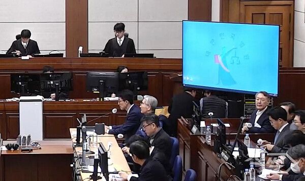 12·3 비상계엄 관련 내란 우두머리 혐의로 기소된 윤석열 전 대통령과 내란 중요임무 종사 혐의를 받는 김용현 전 국방부 장관 등 내란 관련자 8명이 지난 9일 서초구 서울중앙지방법원 417호 형사대법정에서 열린 윤 전 대통령의 내란 우두머리 혐의, 김 전 장관을 비롯한 군·경 수뇌부 7명의 내란 중요임무 종사 혐의 등 사건의 결심 공판에 출석하고 있다. [서울중앙지법]