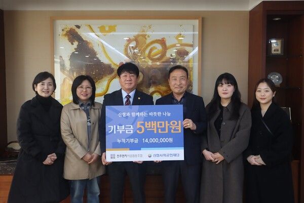 전주한지협동조합 기부금 전달식. (좌측부터 인미애 전주문화재단 실장,&nbsp;임현아 전주문화재단 실장, 김윤식 신협중앙회 회장,&nbsp;최동호 전주한지협동조합 상무이사, 양송희 전주한지협동조합 팀장,&nbsp;오유나 전주한지협동조합 팀장). [신협중앙회]